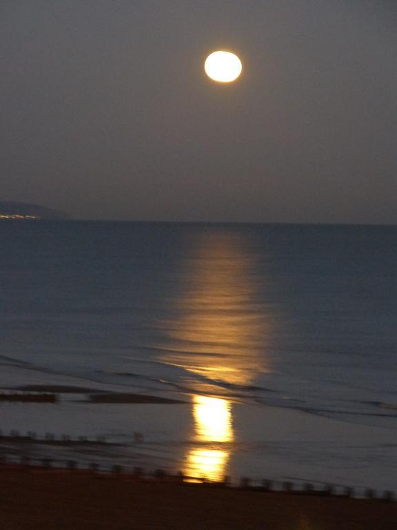 The Iverna Eastbourne Bagian luar foto